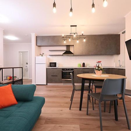 Julia'S Apartment Oradea Bagian luar foto