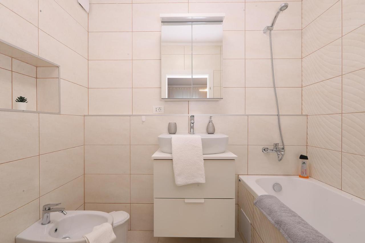 Julia'S Apartment Oradea Bagian luar foto