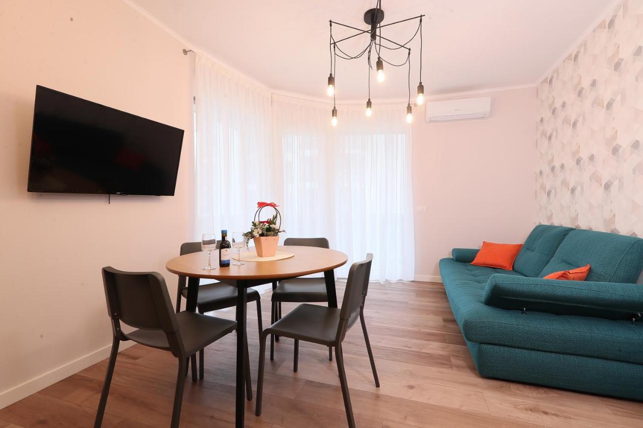 Julia'S Apartment Oradea Bagian luar foto